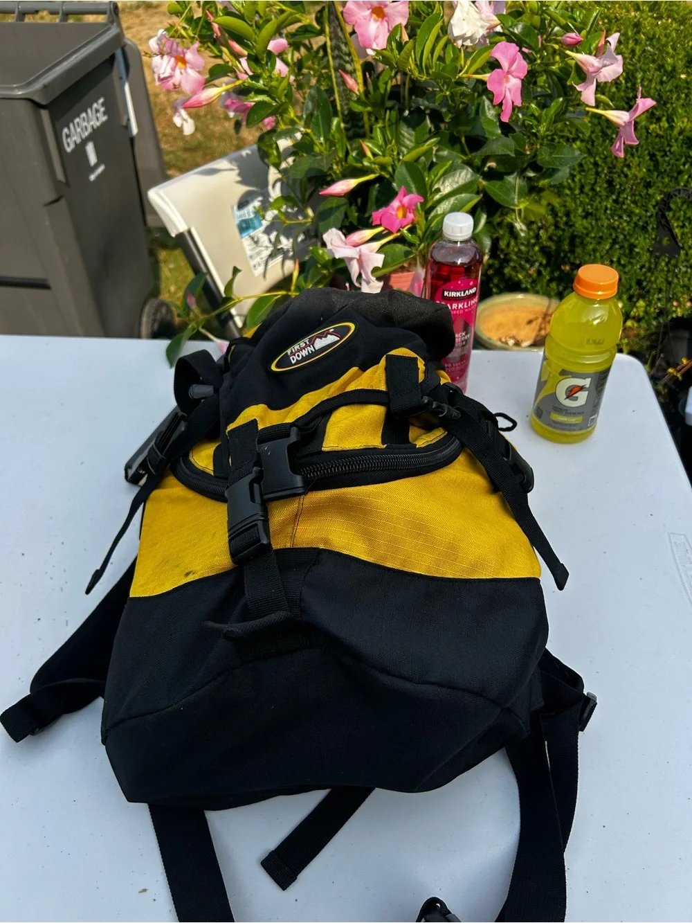 First down Men’s Yellow & Black Hiking Backpack Sz 18”x12”x8”